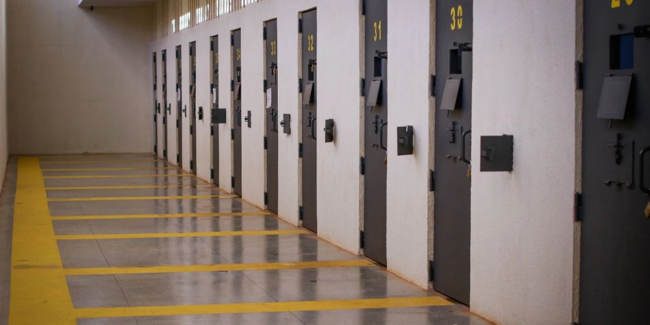 Sete chefes do Comando Vermelho são transferidos do Rio de Janeiro para o Paraná