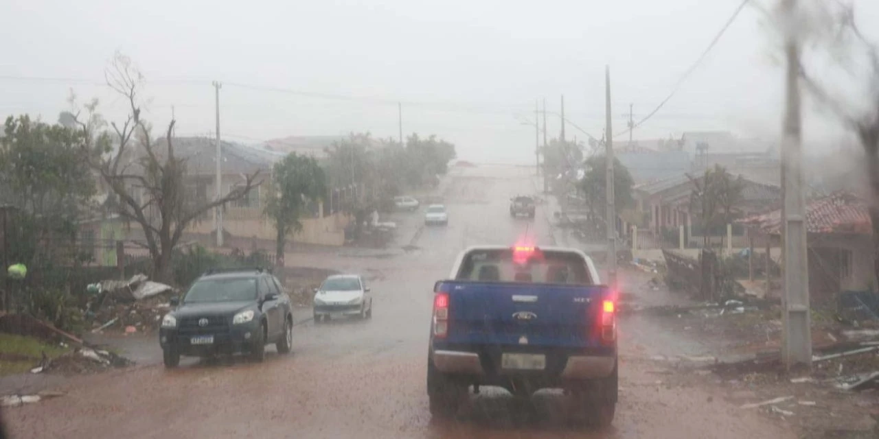 Frente fria avança e fim de semana será de fortes temporais no PR; veja previsão
