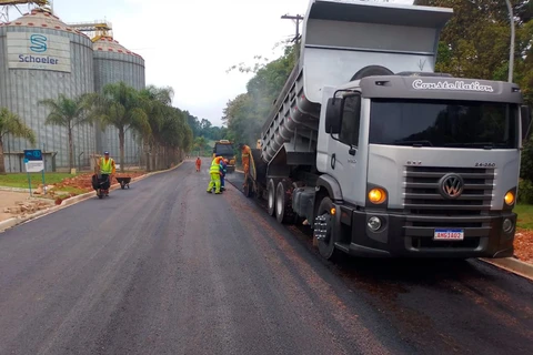 Prefeitura asfalta acesso às empresas Castrolanda, LeveCroc e Schoeler
