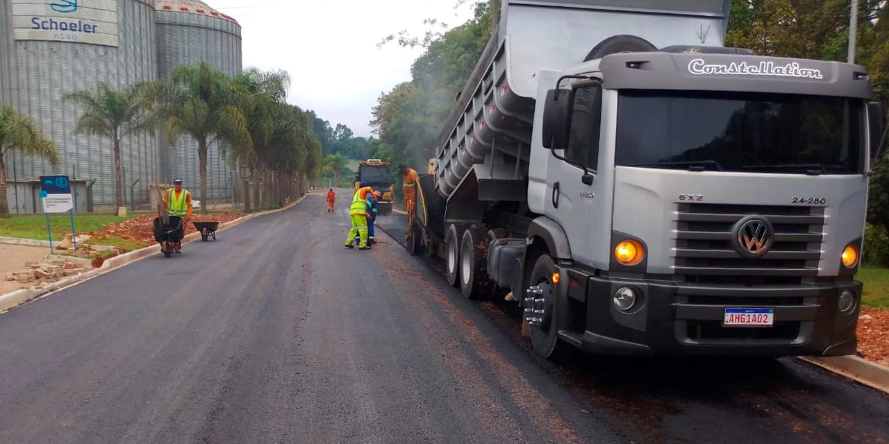 Prefeitura asfalta acesso às empresas Castrolanda, LeveCroc e Schoeler