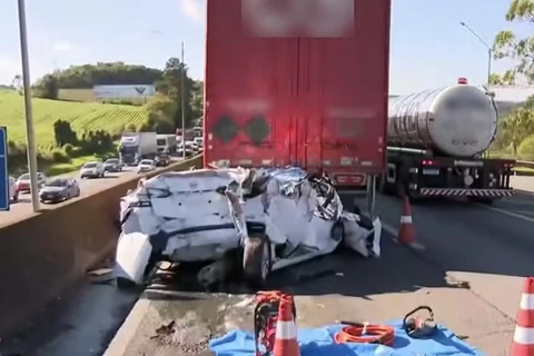 Três pessoas morrem após carro ser esmagado por caminhões na BR-376, no Paraná