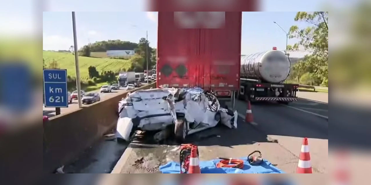 Três pessoas morrem após carro ser esmagado por caminhões na BR-376, no Paraná