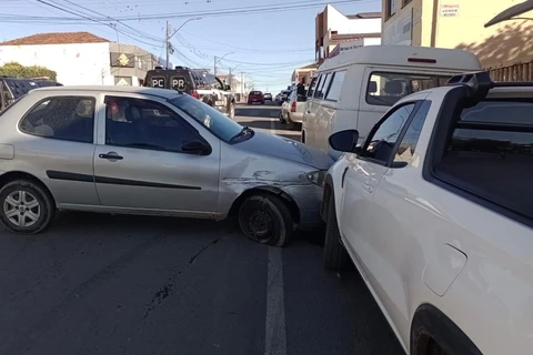 Condutor alcoolizado bate em carros parados e é preso pela Polícia Civil