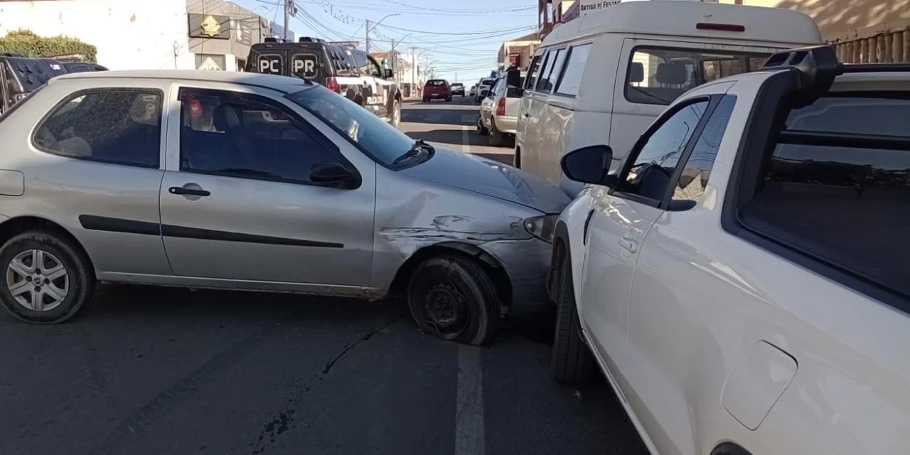 Condutor alcoolizado bate em carros parados e é preso pela Polícia Civil