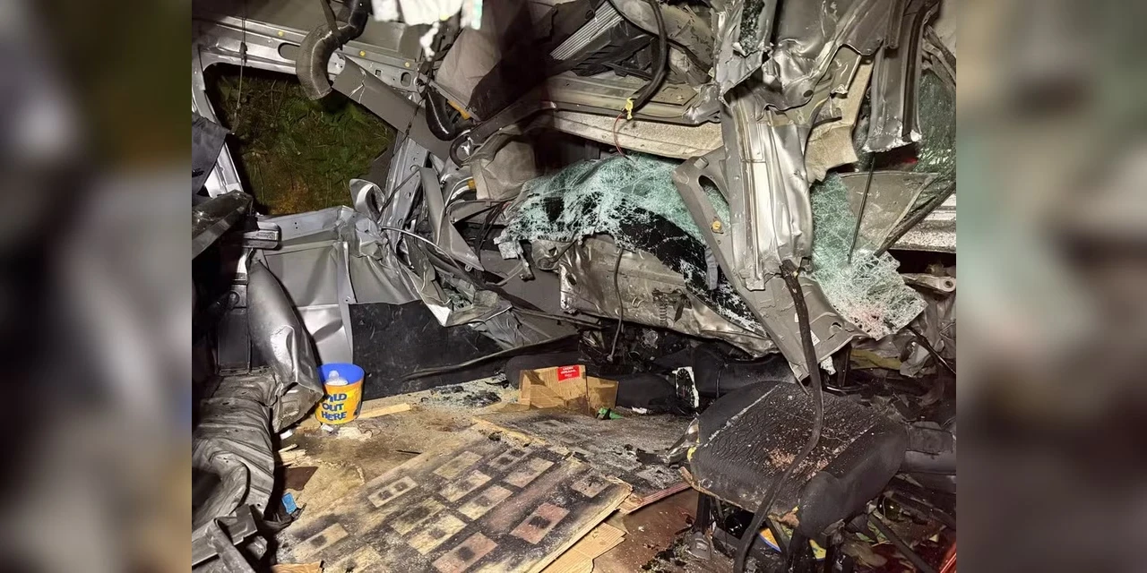 Engavetamento entre quatro caminhões, van e carro mata mulher e interdita serra do Paraná