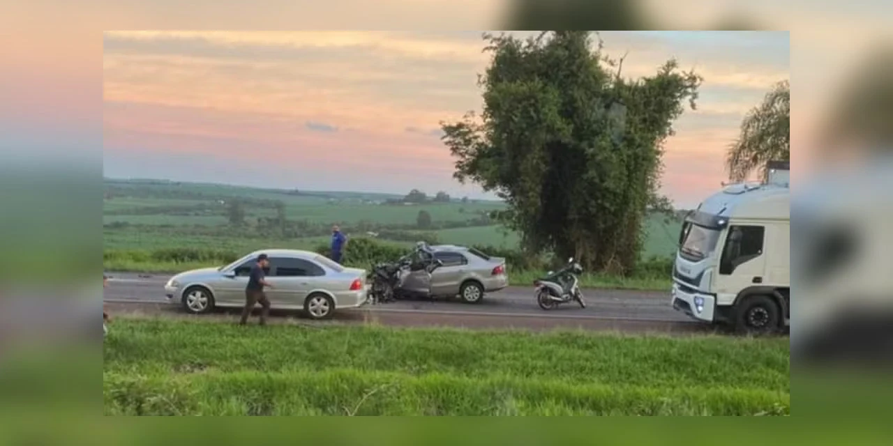 Motorista morre após ultrapassagem proibida, e PRF encontra 50 kg de maconha no carro, no PR