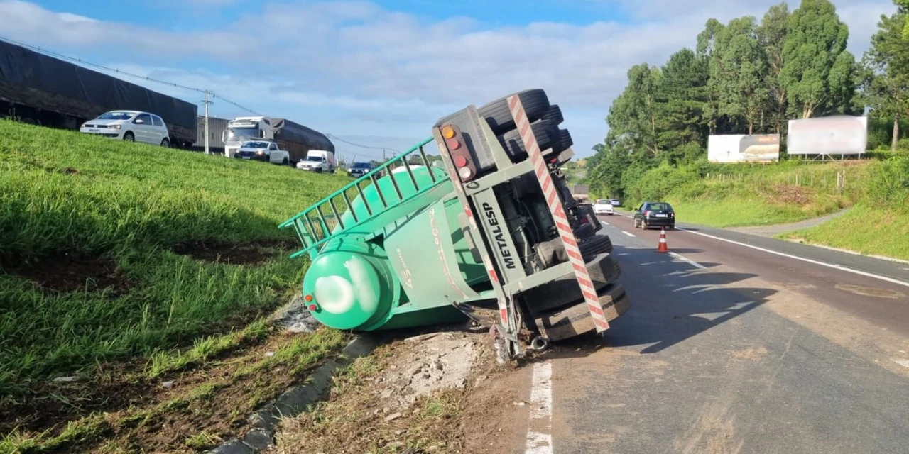  Tombamento de caminhão interdita BR-277 e causa lentidão em Campo Largo 