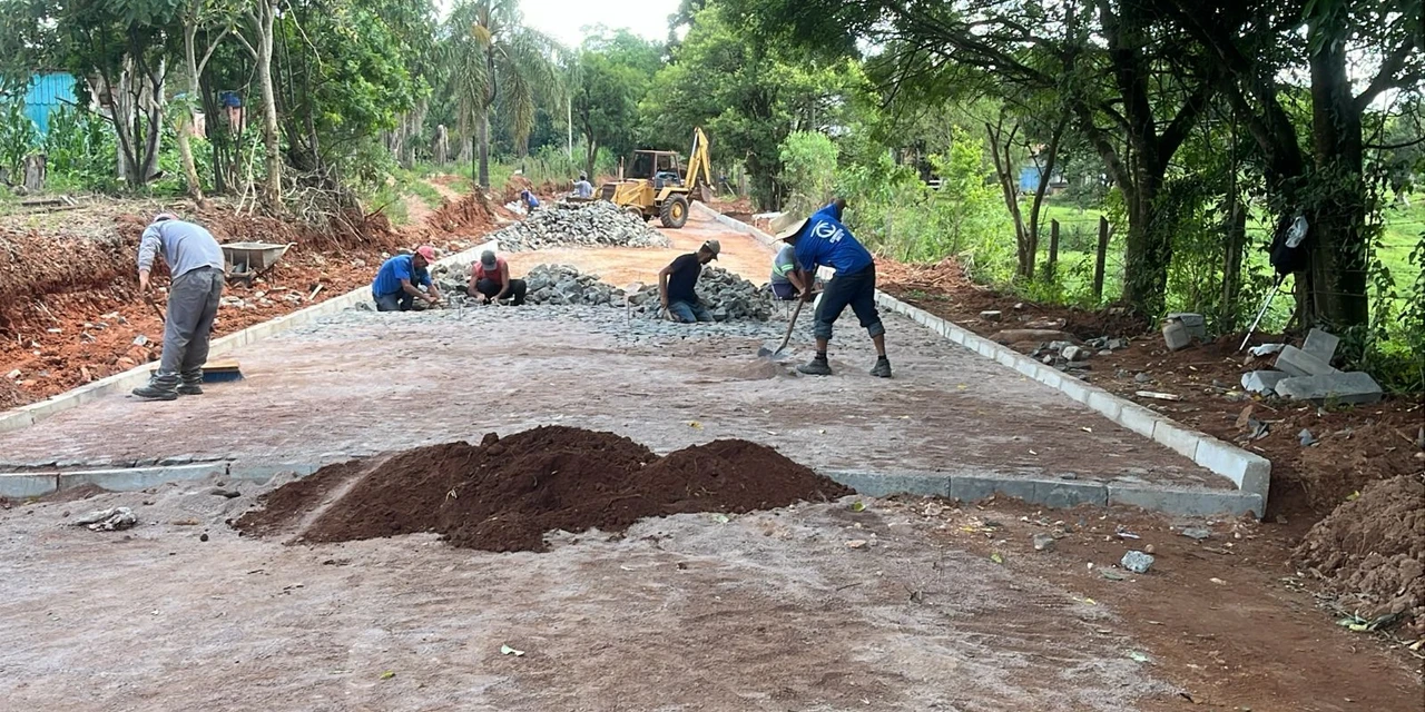 Castro inicia pavimentação poliédrica na Avenida Dácio Leonel de Quadros