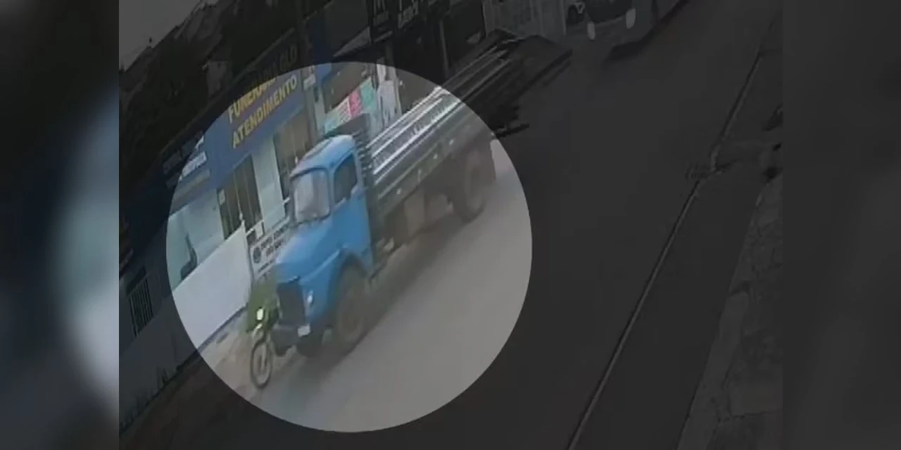 Mulher morre após moto ser arrastada por caminhão durante ultrapassagem irregular na Grande Curitiba