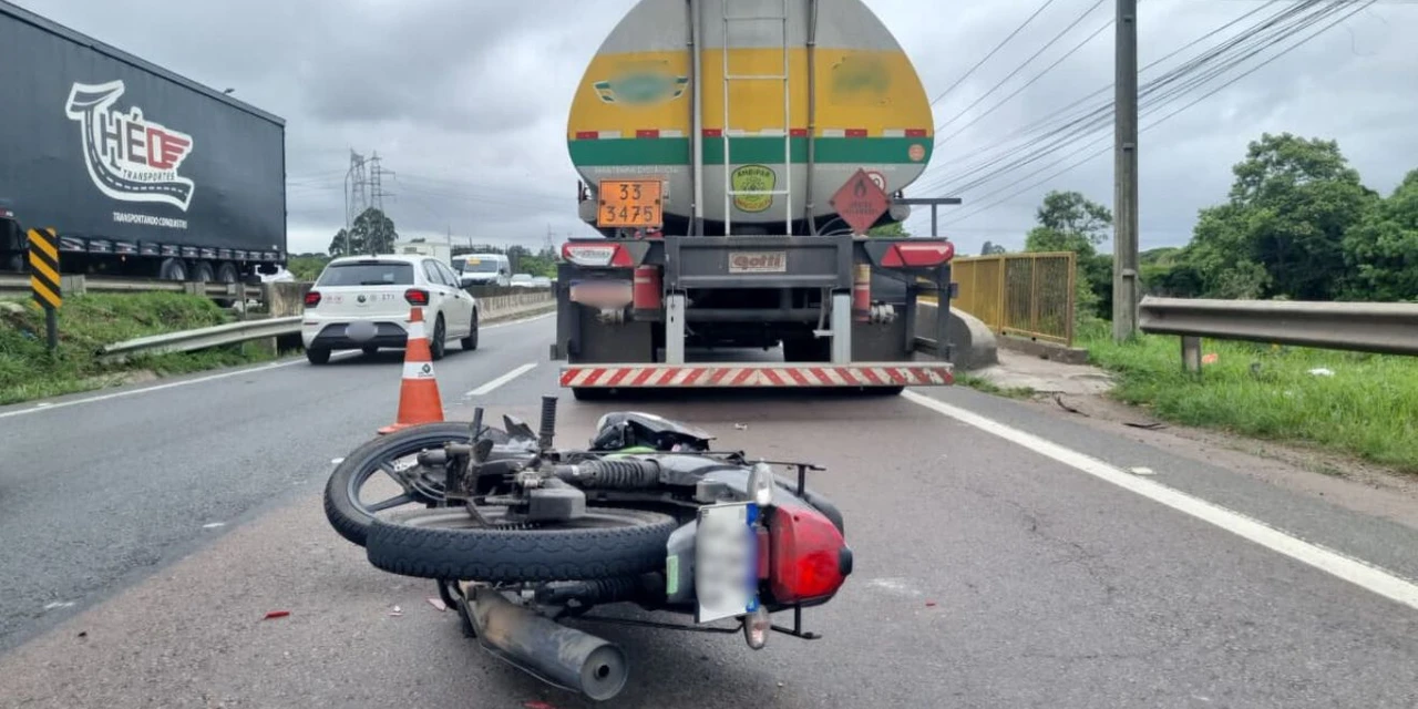Casal fica ferido em acidente após moto bater em carreta na BR-476, em Araucária 