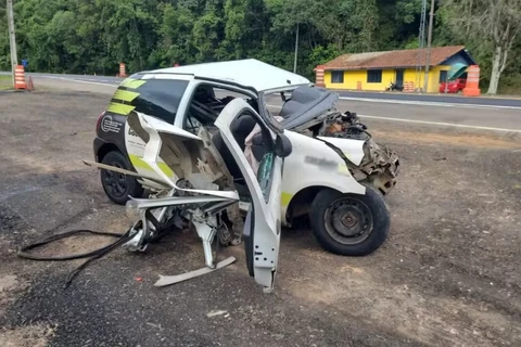 Dois jovens morrem e quatro pessoas ficam feridas após carro bater em caminhonete e atingir outro veículo em rodovia, em Ponta Grossa