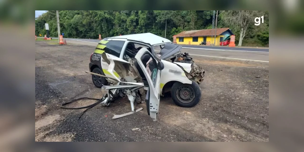Dois jovens morrem e quatro pessoas ficam feridas após carro bater em caminhonete e atingir outro veículo em rodovia, em Ponta Grossa