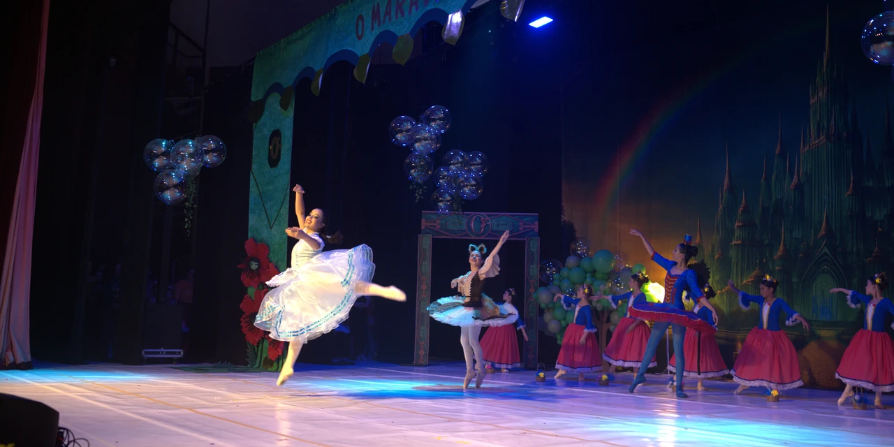 Em duas sessões lotadas, o espetáculo de ballet Maravilhoso Mundo de Oz encanta a plateia