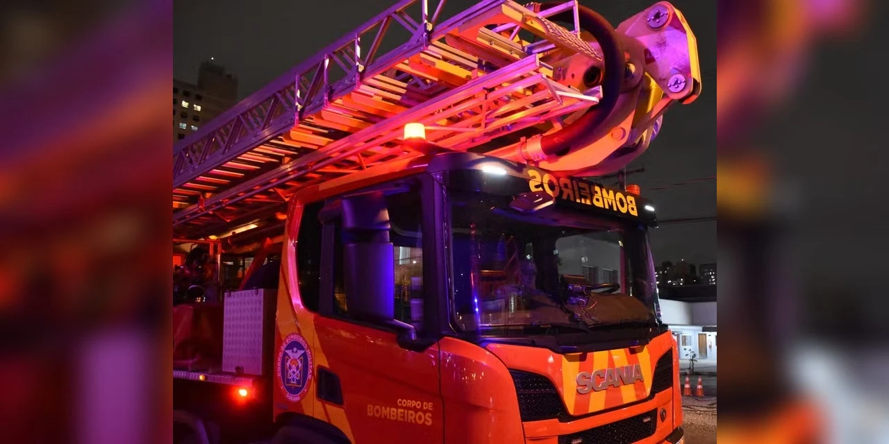 Homem ateia fogo em casa com pai idoso e mãe cadeirante dentro após briga familiar, no Paraná