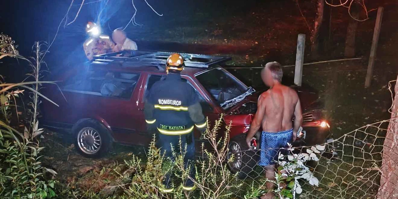 Idoso bate em traseira de Celta, tenta fugir, mas se envolve em outro acidente