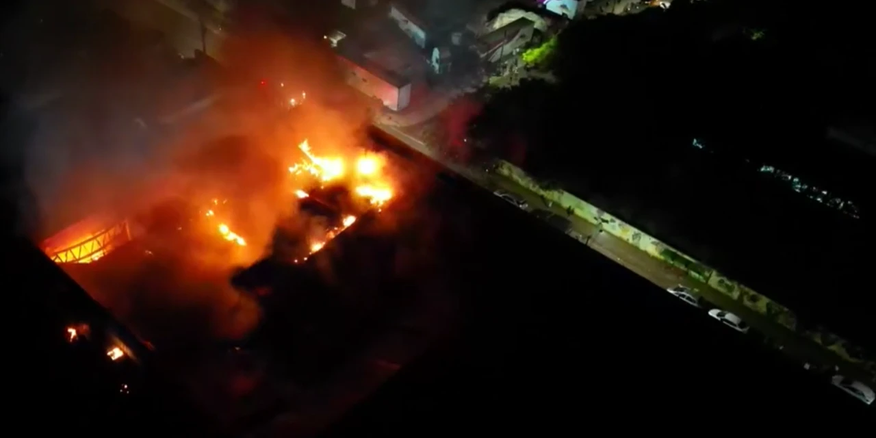 Incêndio de grandes proporções destrói supermercado em Cambé