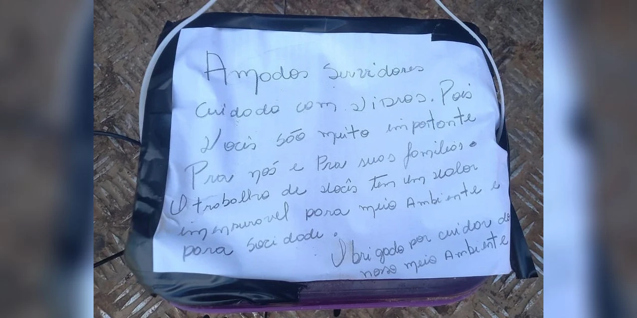 Gesto de reconhecimento emociona servidores da coleta de lixo em Tibagi