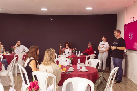 Doutores Palhaços SOS Alegria fortalece laços com instituições de saúde em café institucional