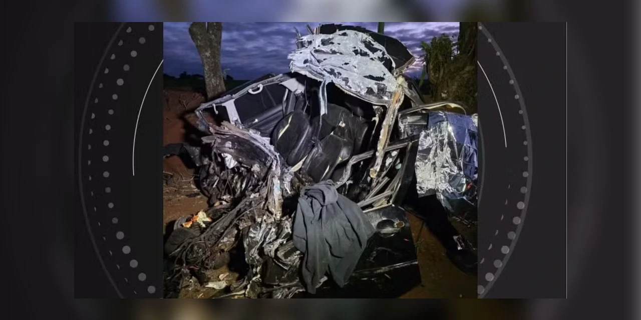 Jovem de 20 anos morre e carro fica destruído após bater contra caminhão na PR-182, no Paraná