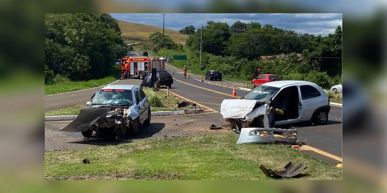 Duas pessoas morrem e três ficam feridas em acidente com três carros no Paraná