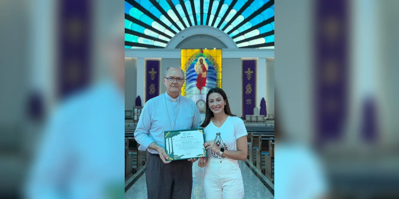 Mabel entrega Menção Honrosa à Dom Bruno pelo centenário da Diocese de Ponta Grossa