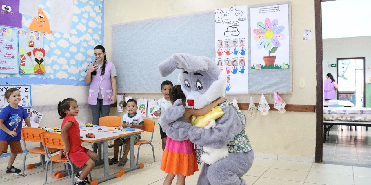 Prefeitura de Piraí do Sul inicia programação de Páscoa nas escolas com visita do coelho e entrega de ovos aos alunos
