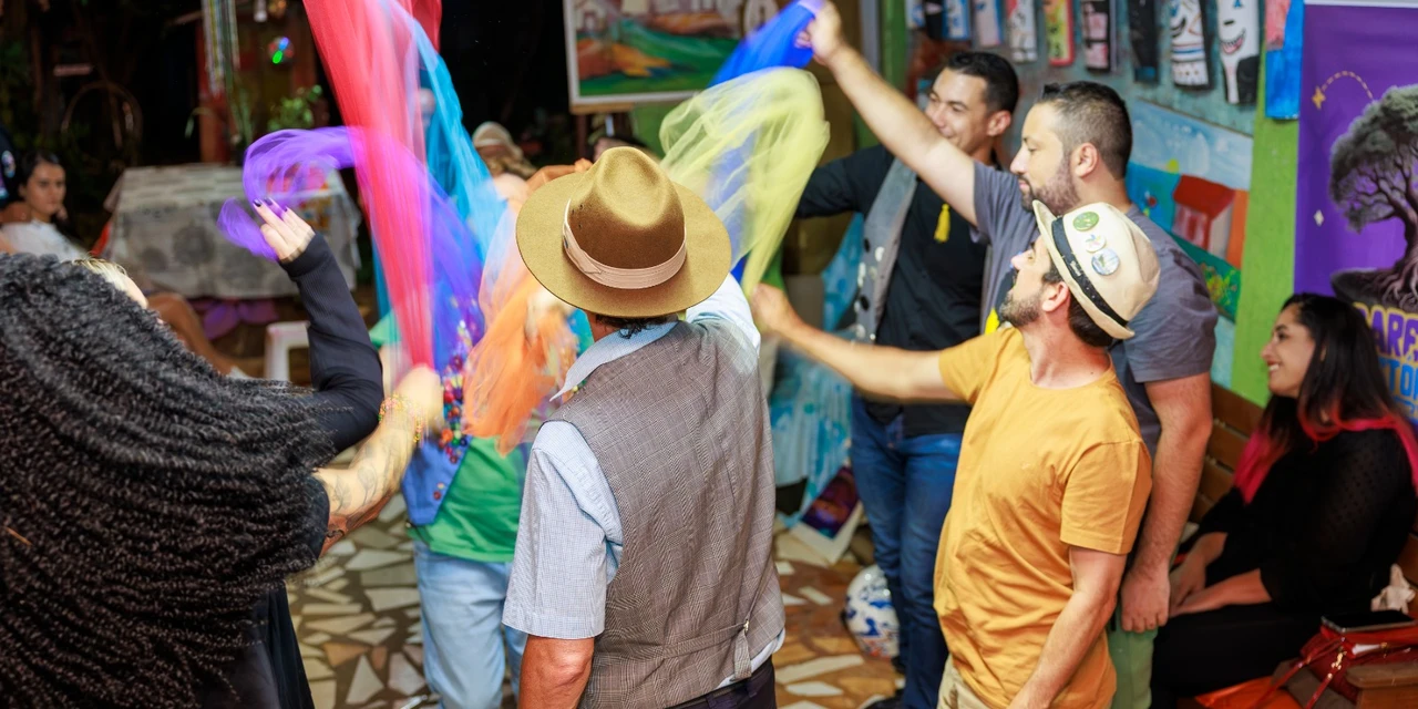 Projeto “Cacarejando Histórias” promove apresentações e oficinas em escolas e instituições de PG