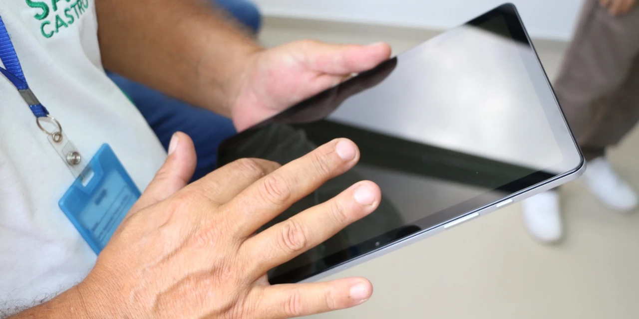 Saúde entrega novos tablets para agentes de combate a endemias de Castro