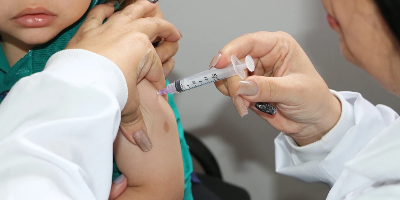 Saúde inicia vacinação contra a gripe em escolas e Cmeis de Castro