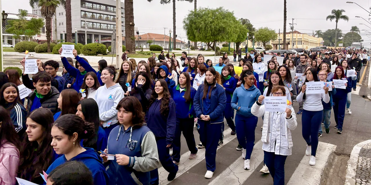 Caminhada em prol da Luta Antimanicomial percorre ruas centrais de Castro