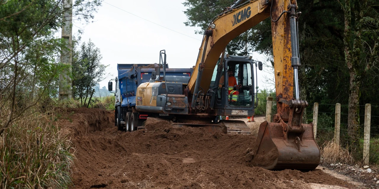 Obras para asfaltar a Estrada do Buraco do Padre já começaram