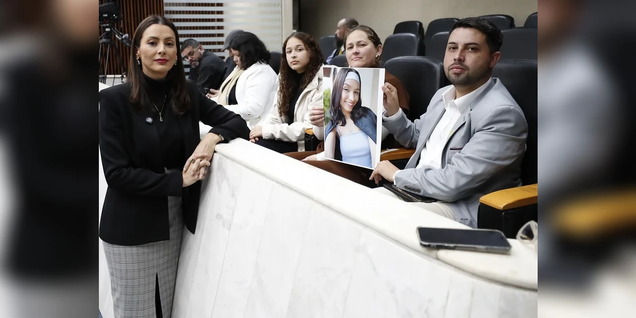 Mabel recebe família de Ísis e pede para que caso não caia no esquecimento
