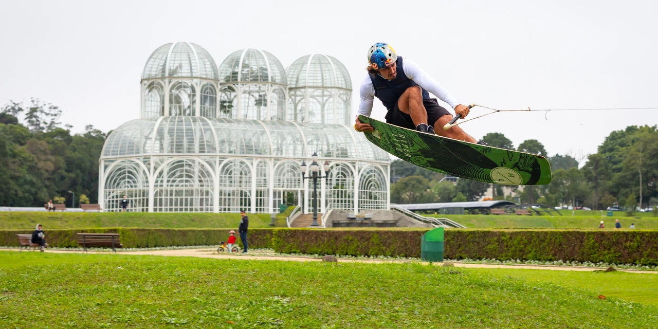 Red Bull Winch Sessions: Pedro Caldas desafia o óbvio e leva o wakeboard para lugares inéditos em Curitiba