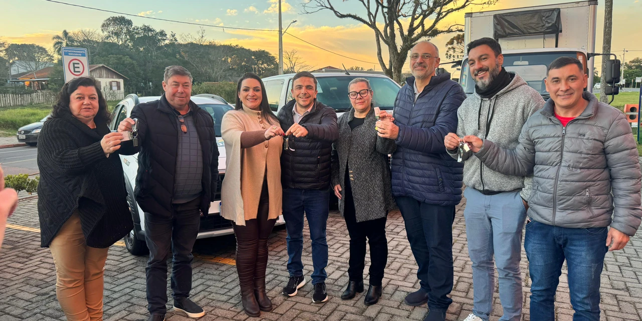 Prefeita Elisangela e Aliel Machado entregam veículos e anunciam pacote de obras para Carambeí