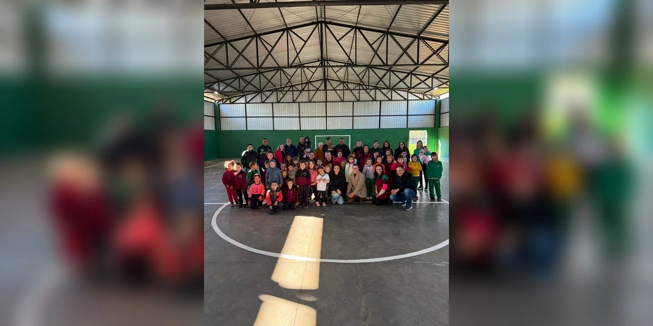 Mabel garante recurso e entrega quadra poliesportiva em Ipiranga