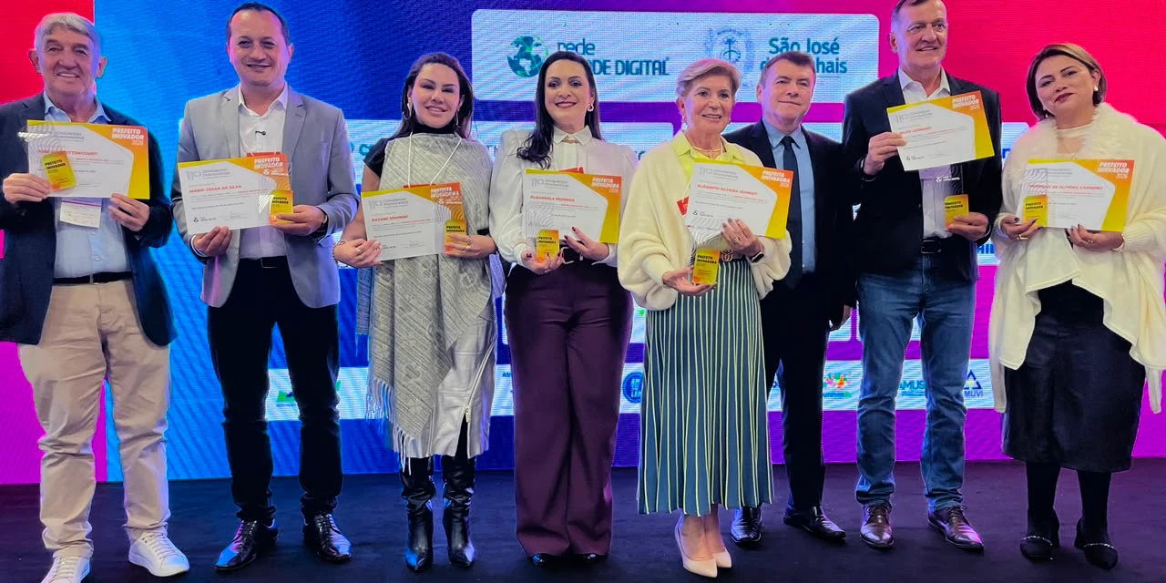 Gestores da AMCG recebem títulos de Prefeito Inovador durante o Congresso Paranaense de Cidades Digitais e Inteligentes