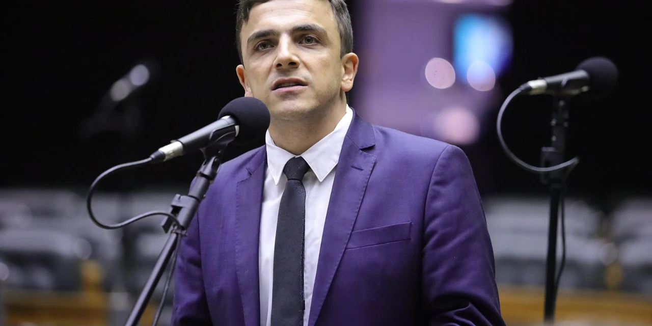 Deputado Aliel Machado participa de simpósio e debate regulação dos mercados digitais