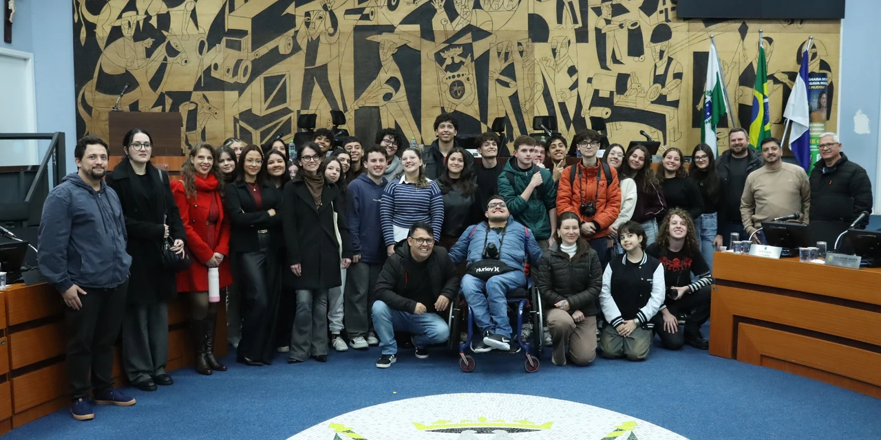 Acadêmicos de Jornalismo da UEPG visitam a Câmara Municipal